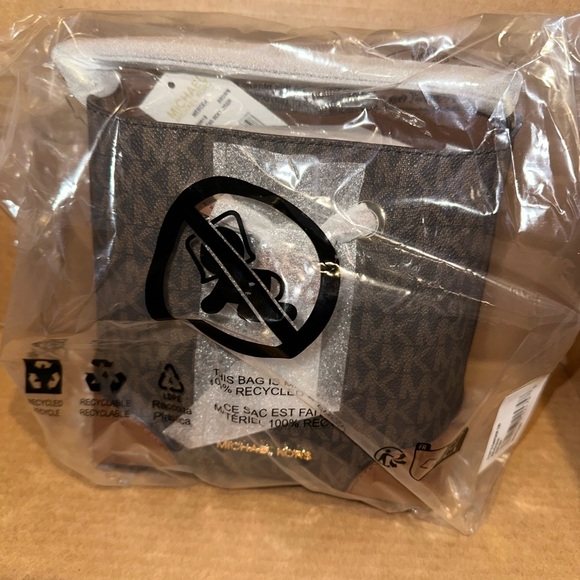 Michael Kors Mercer Small Logo Bucket Bag - Picture 6 of 7